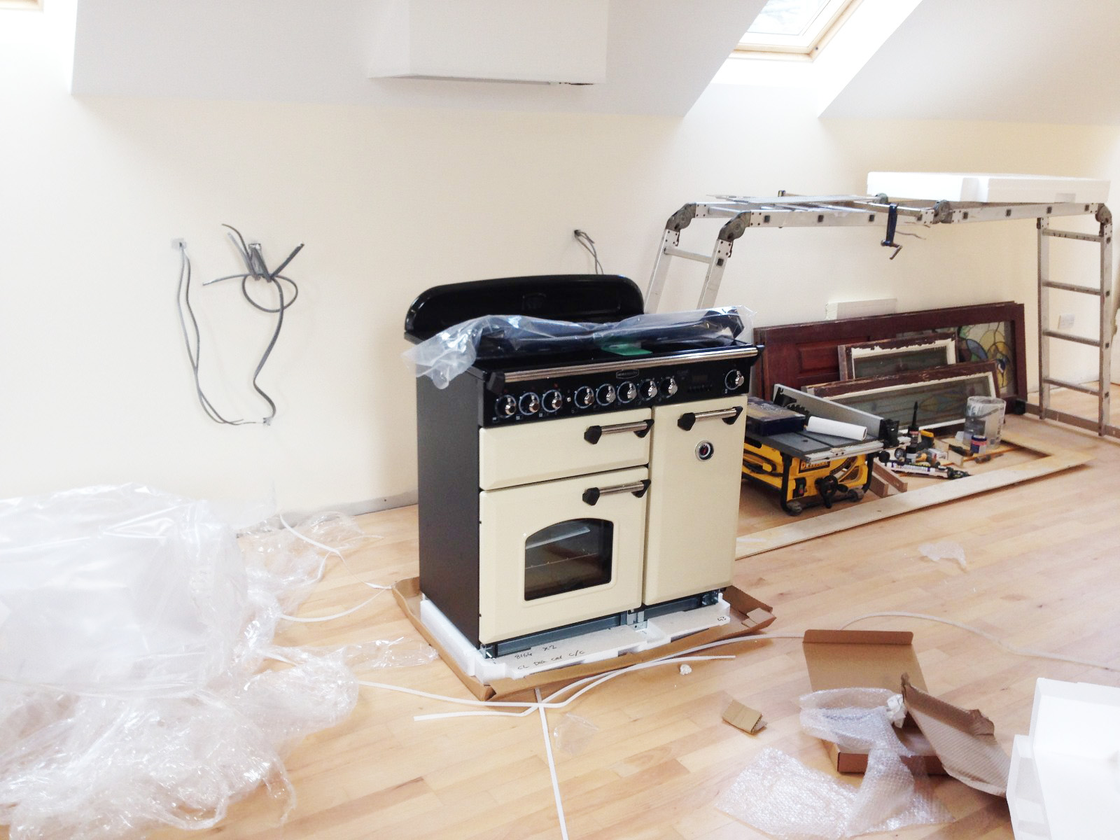 ‘Little’ seats arrive and the start of the kitchen. The gallery downstairs is coming along nicely too!