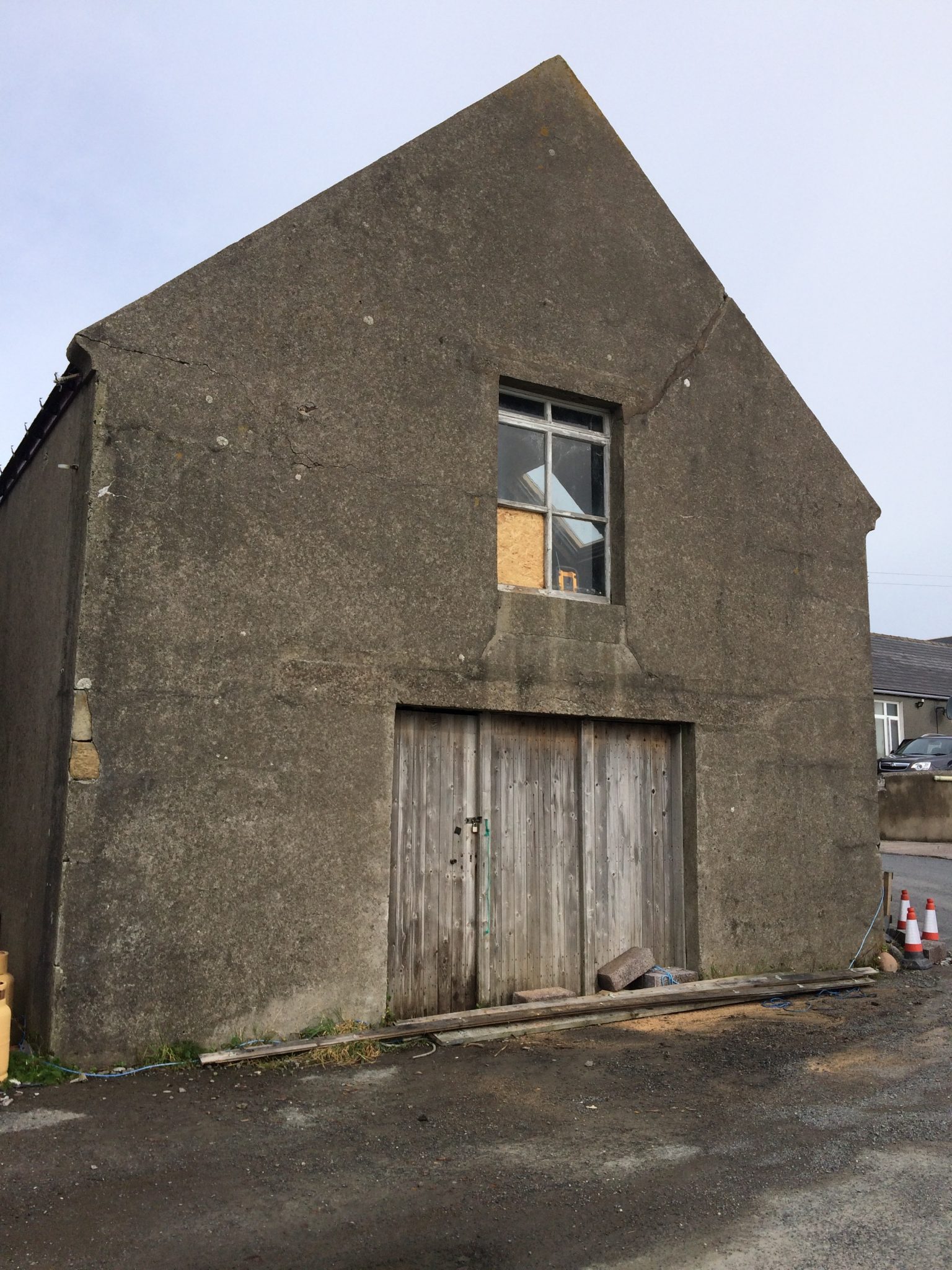 The shed is progressing well – New roof! And the chipboard flooring is down and the reclaimed flooring and posts to arrive anytime. Next job is to finish repairing external and internal cracks then build the internal frame that the insulation will sit in. That will include the internal partition walls too.